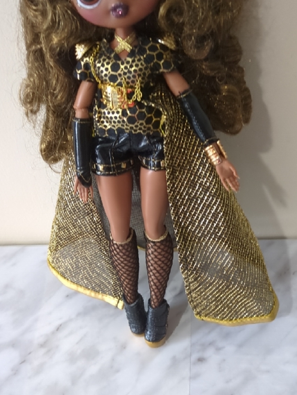 LOL Surprise OMG Fierce Royal Bee Doll 11.5" Gold Outfit & Crown - Picture 10 of 11